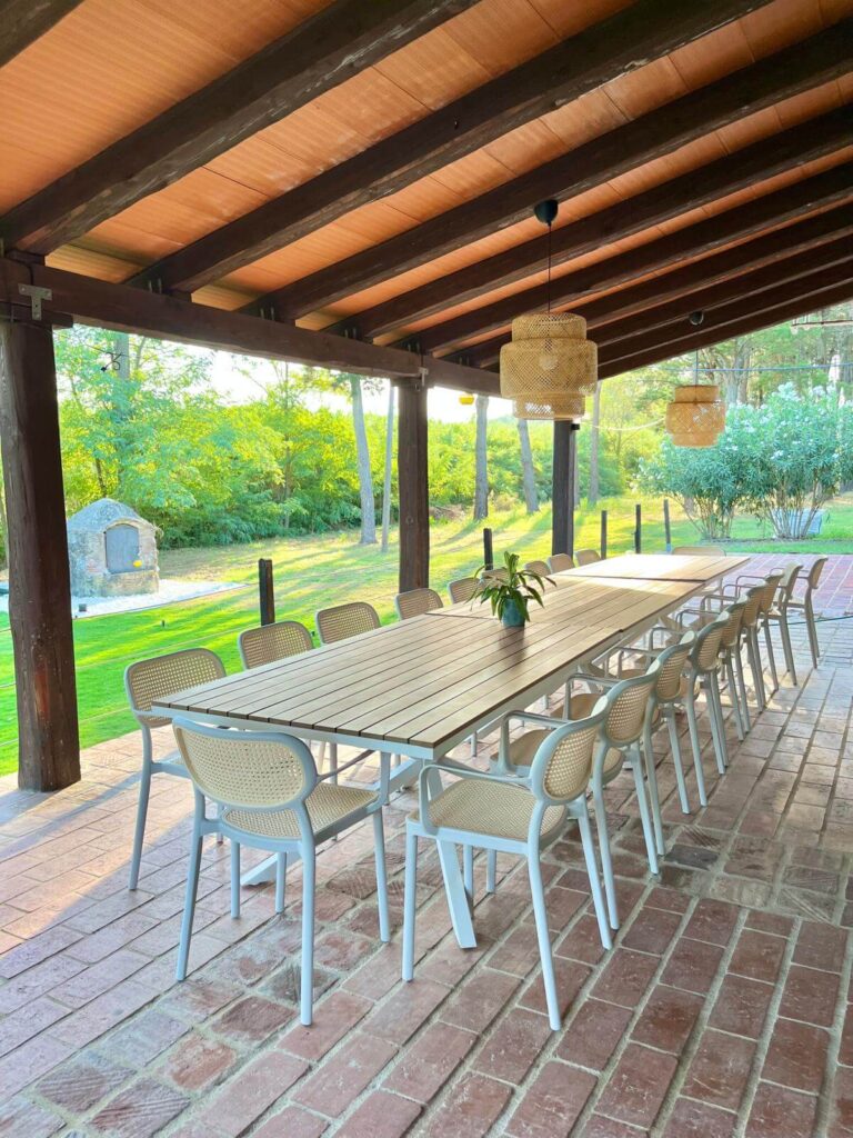 Porche con comedor y vistar al extenso jardín